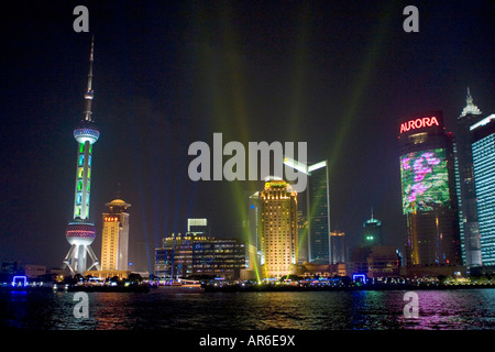 Wolkenkratzer dominieren die beleuchtete Nacht-Skyline von Pudong, die am Fluss Huangpo gegenüber Shanghai liegt. Stockfoto