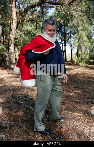 WEIHNACHTSMANN MIT SEINEM GEWAND IM WALD Stockfoto