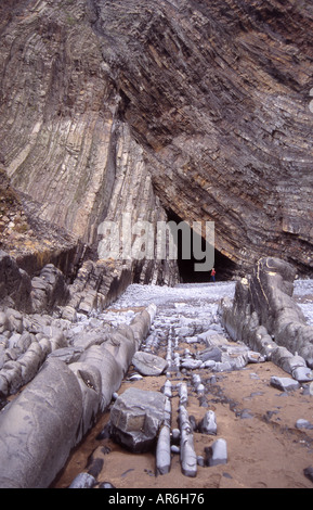 Beeindruckende Knickung der sedimentären Gesteinsschichten am Hartland Quay in Nord-Devon Stockfoto