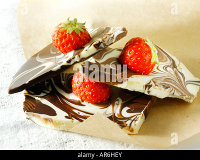 Weiß, unbedruckt und Milch Schokolade marmoriert Swirl mit frischen Erdbeeren Stockfoto