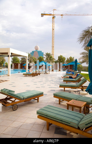 Ras Al Khaimah Strand Club UAE, Schwimmbad mit Baukran Stockfoto