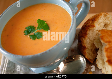 Karotten und Criander in blau Schüssel mit weißen Brötchen Suppe Stockfoto