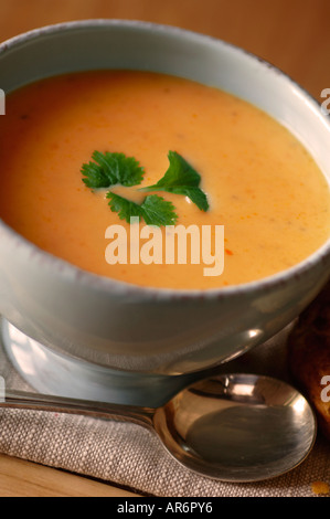 Karotten und Koriander-Suppe in blau Schüssel Stockfoto