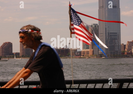 Biker mit USA Flagge im Battery Park New York USA Ciclista Con la Bandera de Estados Unidos de Nueva York EUA in Battery Park Stockfoto