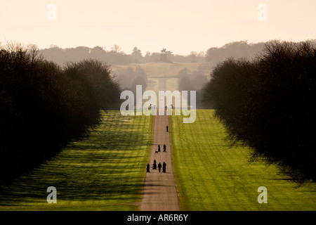 Menschen Flanieren entlang The Long Walk im Windsor Great Park von Windsor Castle in England gesehen Stockfoto