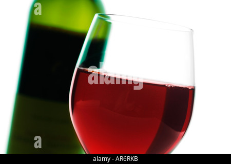 Glas Rotwein mit Flasche im Hintergrund Stockfoto