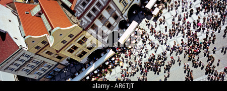Blick hinunter auf Massen von Menschen, die zu Fuß über die Altstadt-Platz von Prag in der Tschechischen Republik Stockfoto