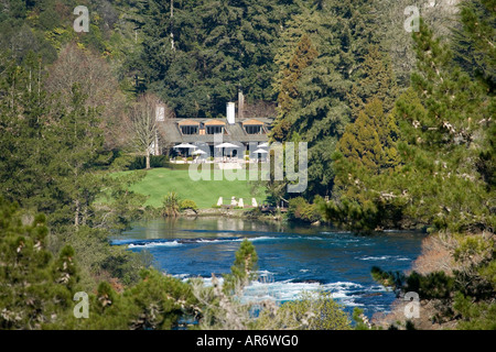 Huka Lodge und Waikato River oberhalb Huka Wasserfälle in der Nähe von Taupo Nordinsel Neuseeland Stockfoto