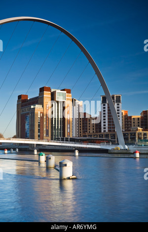 Die baltischen Kunstgalerie und die Millennium Bridge auf der Gateshead-Seite des Flusses Tyne Kai Stockfoto