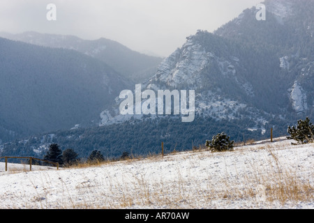 Schneebedeckte Boulder Canyon-Landschaft im Winter Stockfoto