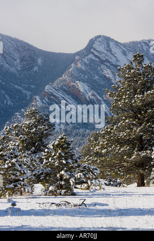 Dicke Wolken, Schnee und Eis bedecken die Boulder Flatirons auf einem kalten Colorado Wintertag Stockfoto