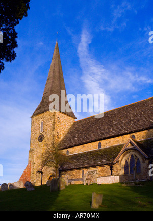St. Peter Ad Vincula Pfarrkirche in Wisborough Green West Sussex England UK mit Grabsteinen im Vordergrund Stockfoto