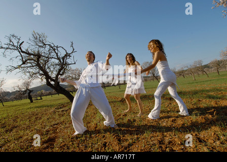Herr drei Freunde, ein Mann und zwei Frauen, spielen in der Natur, Ibiza, Spanien Stockfoto