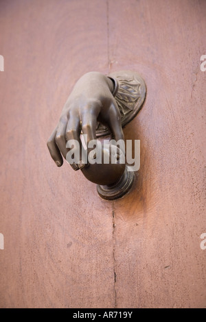 Türklopfer Messing geformt wie eine Hand einen Apfel pflücken Stockfoto