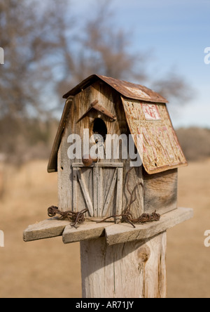 Rustikale Vogelhaus Schindeln mit antiken South Dakota-Kfz-Kennzeichen Stockfoto