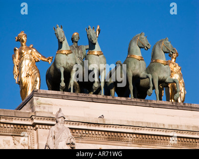 Am frühen Morgensonnenlicht bricht auf die Quadriga des Arc de Triomphe du Carrousel, Paris, Frankreich, Europa Stockfoto