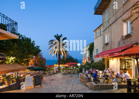 Cafe-Bar in der Nacht, Erbalunga, Cap Corse, Korsika, Frankreich Stockfoto