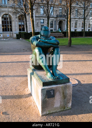 Am frühen Morgensonnenlicht auf La Nuit Bronze-Skulptur von Aristide Maillol im Jardin des Tuileries Gärten, Paris, Frankreich, Europa Stockfoto