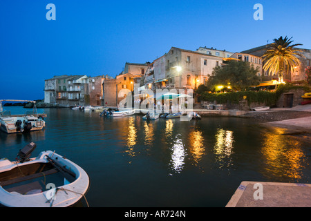 Hafen und Restaurants in der Nacht, Erbalunga, Cap Corse, Korsika, Frankreich Stockfoto