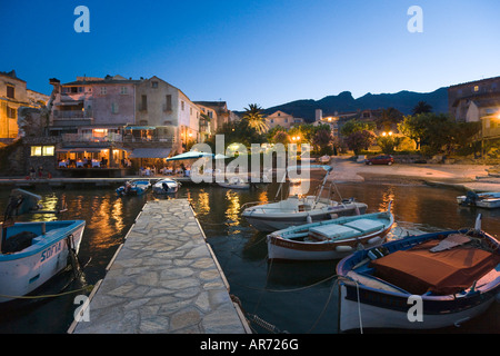 Hafen und Restaurants in der Nacht, Erbalunga, Cap Corse, Korsika, Frankreich Stockfoto