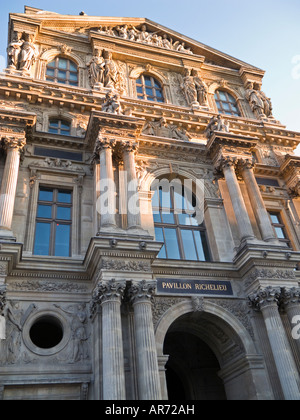 Am frühen Morgensonnenlicht bricht auf den Pavillon Richelieu von Louvre Museum Paris Frankreich Europa Stockfoto