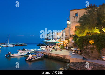 Harbourfront-Restaurant in der Nacht, Erbalunga, Cap Corse, Korsika, Frankreich Stockfoto