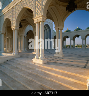 Al Zulfa Moschee, Seeb, Muscat, Sultanat von Oman. Säulen und Bögen. Stockfoto