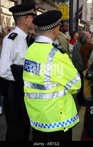 Polizist im Dienst in der Regent Street in London. Florecent gelbe high Vis Jacke Stockfoto