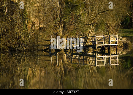 Bild von einer alten gebrochenen aus Holz Anleger an der Seite eines Sees Stockfoto