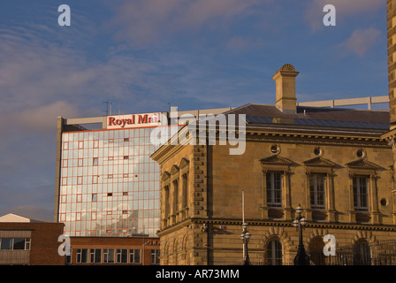 Belfast Hauptstadt Nordirland blauer Himmel Hintergrund sonnigen hellen Glas Windows Zollhaus Dom Platz horizontale horiz Stockfoto