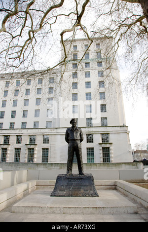Statue von Feldmarschall Montgomery ("Monty") außerhalb der MOD Gebäude in Whitehall, London Stockfoto