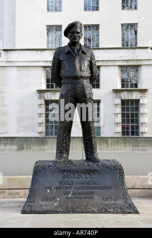 Statue von Feldmarschall Montgomery ("Monty") außerhalb der MOD Gebäude in Whitehall, London Stockfoto