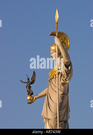 Wien Österreich Statue der Athena die griechische Göttin der Weisheit am Parlamentsgebäude Stockfoto