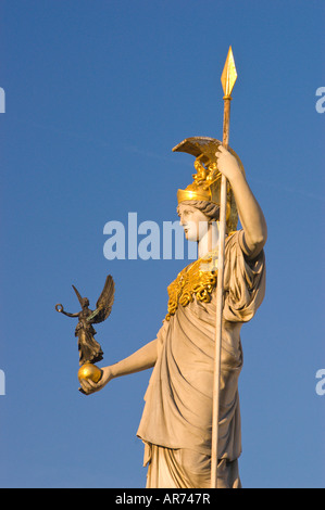 Wien Österreich Statue der Athena die griechische Göttin der Weisheit am Parlamentsgebäude Stockfoto