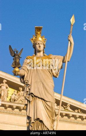 Wien Österreich Statue der Athena die griechische Göttin der Weisheit am Parlamentsgebäude Stockfoto