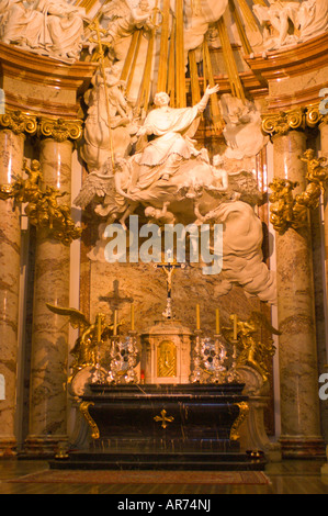Wien Österreich Hochaltar in der Karlskirche Saint Charles s, die Kirche im Jahre 1739 vollendet ist die Kirche überwiegend barocken Stockfoto