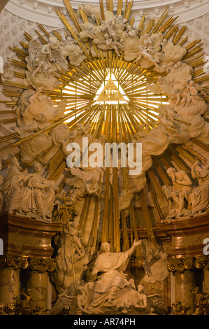 Wien Österreich Hochaltar in der Karlskirche Saint Charles s, die Kirche im Jahre 1739 vollendet ist die Kirche überwiegend Barock. Stockfoto