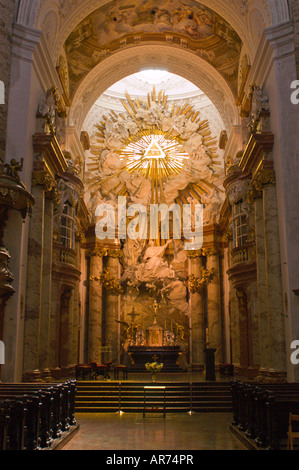 Wien Österreich Hochaltar in der Karlskirche Saint Charles s, die Kirche im Jahre 1739 vollendet ist die Kirche überwiegend Barock. Stockfoto