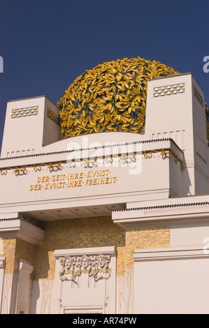 Wien Österreich Sezession Gebäude des modernen Architekten Joesph M Olbrich verfügt über eine goldene filigranen Kuppel auf dem Dach Stockfoto