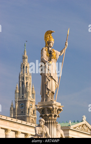 Wien Österreich Statue der Athena die griechische Göttin der Weisheit an das Parlamentsgebäude links hinten ist eines der Rathaus-Stadt-h Stockfoto