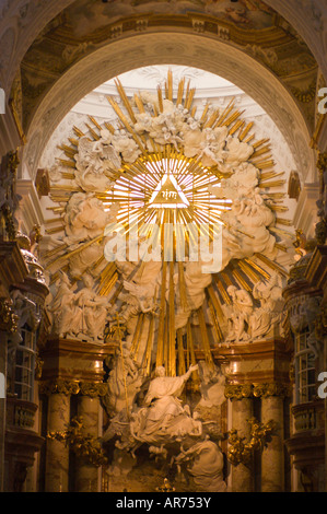 Wien Österreich Hochaltar in der Karlskirche Saint Charles s, die Kirche im Jahre 1739 vollendet ist die Kirche überwiegend barocken Stockfoto