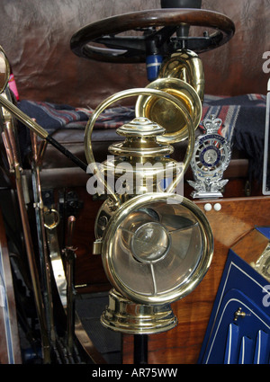 Detail eines Oldtimer Messing Scheinwerfer und Leder Sitze und Shinny Malerarbeiten Stockfoto