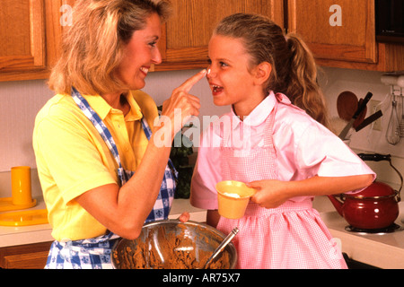 Mutter und Kind spielt in Küche und cookies Stockfoto