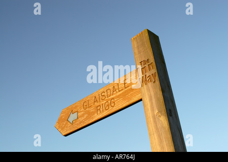 Wegweiser aus Holz zeigt den Weg zum Glaisdale Rigg auch zeigt blauen Pfeil, der eine öffentliche Maultierweg und The Way Inn marker Stockfoto