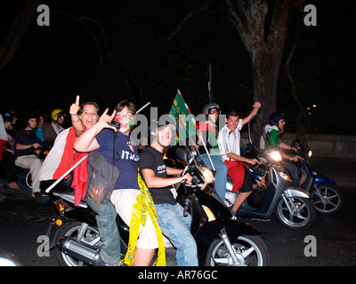 Italienische Fußballfans auf Rollern, wehende Fahnen der Nacht Italien gewinnt WM-Juli 2006 Stockfoto