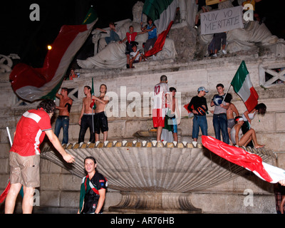 Italienische Fußball-Fans tanzen in Brunnen auf Nacht Italien Weltmeister Stockfoto