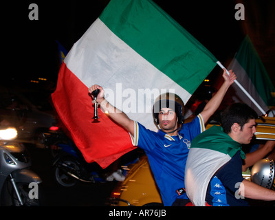 Italienische Feiernden Fans in Rom auf Roller Welle Fahnen feiern Italien Fußball World Cup Sieger 2006 Stockfoto