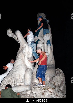 Italienische Fußball-Fans Klettern auf Statue auf der Piazza del Popolo in Rom Nacht Italien Weltmeister Juli 2006 Stockfoto