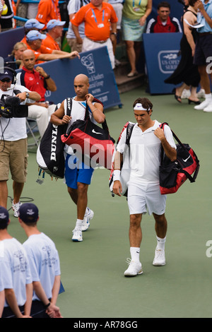 Roger Federer tritt Gericht und Preps für ein weiteres Spiel im Cincinnati westlichen und südlichen ATP-Turnier, Ohio Stockfoto