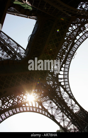 Einen Überblick über den Eiffelturm in Paris abgebildet. Es wird hier von unten gesehen. Stockfoto